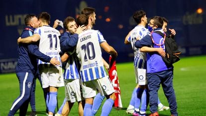 Los jugadores del Atlético Baleares celebran la clasificación tras vencer al Celta.