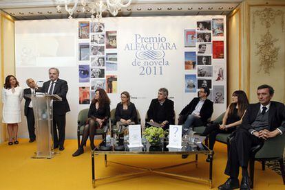 Desde la izquierda: Pepa Bueno, Juan Cruz, Ignacio Polanco, Lola Larumbe, Imma Turbau, Bernardo Atxaga, Gustavo Guerrero, Candela Peña y Juan González.