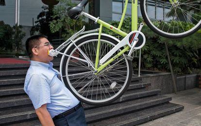 El empresario haciendo malabares con un modelo de bicicleta como la que donó a varios centenares de ciudadanos de Pekín en 2012.