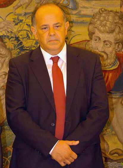 Pablo Pérez Tremps, tras prometer su cargo en junio de 2004.