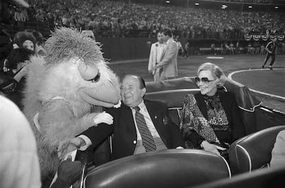 Ray Kroc y su esposa, Joan, son recibidos en el estadio Jack Murphy de San Diego, cuando él cumplió 80 años. Fue en 1982. El pollo es una de las mascotas de la ciudad.