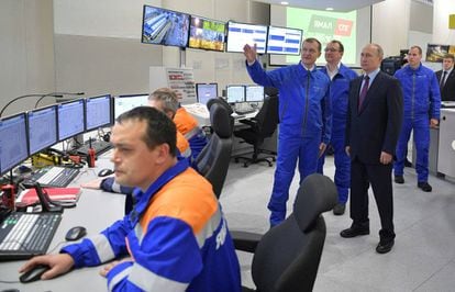 Putin inspecciona la planta de gas natural licuado Yamal LNG durante su inauguración en diciembre de 2017.