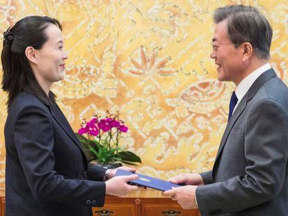 Kim Yo-jong, hermana de Kim Jong-un, saluda al presidente de Corea del Sur, Moon Jae-in, este sábado en Seúl.