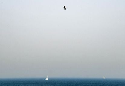 Franky Zapata se para en su 'flyboard' de propulsión a durante el despegue en Sangatte (Francia), el 25 de julio de 2019. El francés conocido como el hombre volador cayó al mar y fracasó en su intento de cruzar desde Francia al Reino Unido. El joven de 40 años eligió el día que marca 110 años desde que el pionero Louis Bleriot hizo el primer vuelo en avión a través del Canal el 25 de julio de 1909.