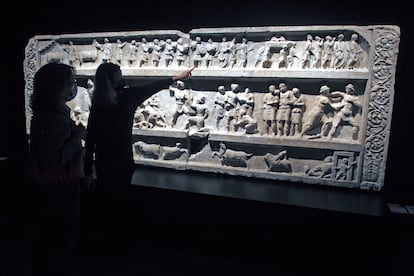 Grabado romano en el que se representan batallas de gladiadores, expuesto en el Marq.
