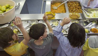 Unos niños en un comedor escolar en Barcelona.