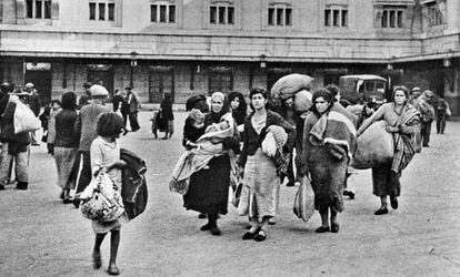 Augmentava la població de Barcelona (refugiats de Màlaga a l’Estació de França el 1937) i mancaven aliments, que obligaven a campanyes institucionals com la dels ous (a sota).