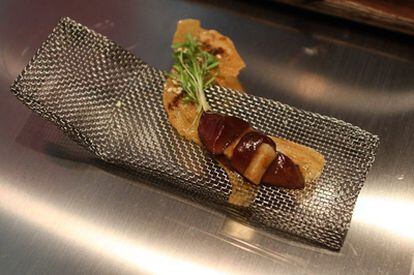 Uno de los platos que ha presentado hoy el cocinero Ferran Adriá, con animales de caza: liebre, becada y tordos.