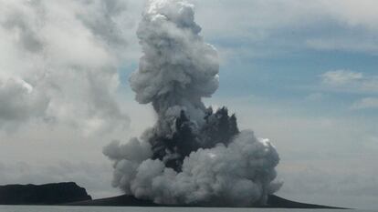 Erupción del volcán submarino Hunga Tonga-Hunga Ha'apai, en Tonga
16/01/2022