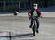 Un niño monta en bicicleta en Pekín. (Fred Lee/Getty Images) | En vídeo, un médico alerta del peligro del coronavirus también para los jóvenes.