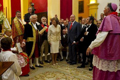 Los Reyes posaban ayer junto a los actores que interpretaban a los diputados de las Cortes de 1810.