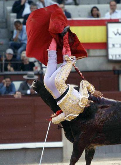 Iván Fandiño en pleno revolcón.