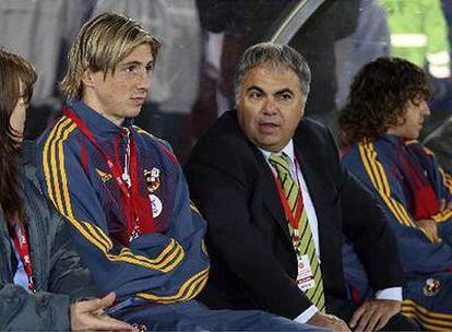 Fernando Torres, en el banquillo durante el partido ante Dinamarca