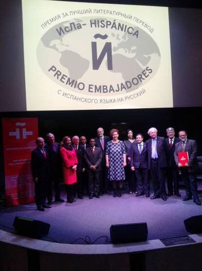 La traductora Daria Sin&iacute;tzina, con vestido de cuadros, rodeada de los  embajadores en Mosc&uacute;.