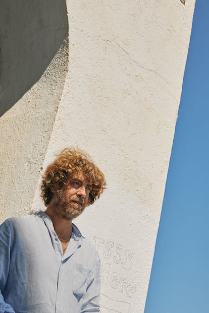 El ilustrador Javi Aznarez en su casa-estudio de Cadaqués (Girona).