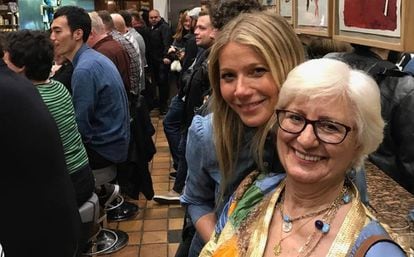 Gwyneth Paltrow y su &quot;madre&quot; espa&ntilde;ola, Julia Ruiz, en Barcelona. 