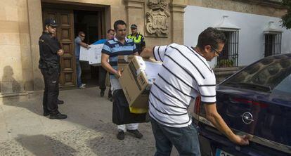 Varios agentes sacan cajas del Ayuntamiento de Ronda (M&aacute;laga), en 2011.