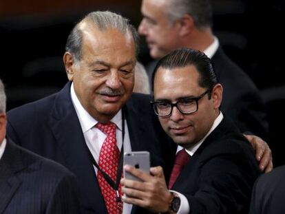 Slim se toma una selfie en el informe de Gobierno de Peña Nieto.