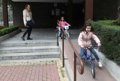 Una madre junto a sus hijas en una calle de Madrid.