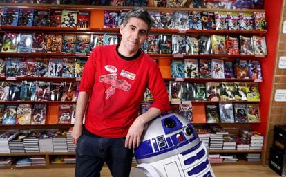 Jesús Marugán posa en el interior de su librería especializada en cómic, Akira cómics, en Madrid.