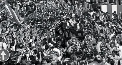 Radomir Antic y Jesús Gil, entrenador y presidente del Atlético de Madrid, pasean en una calesa los trofeos de la Liga y la Copa, en la cabalgata por las calles de Madrid para celebrar el doblete.