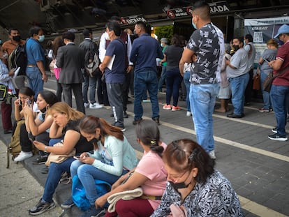 Gente haciendo fila para tramitar su constancia de situación fiscal, afuera de una oficina del SAT en Ciudad de México, el 31 de mayo de 2022.