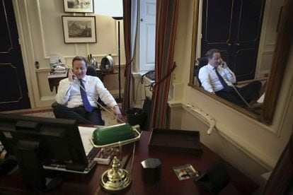 El primer ministro de Reino Unido, David Cameron, habla por tel&eacute;fono con Barack Obama en su despacho de Downing Street, el pasado 8 de noviembre.