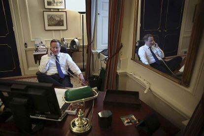 El primer ministro de Reino Unido, David Cameron, habla por teléfono con Barack Obama en su despacho de Downing Street, el pasado 8 de noviembre.
