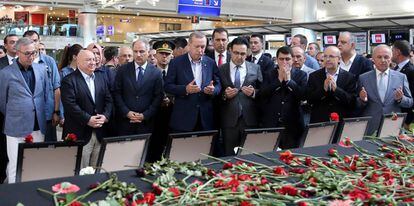 El presidente turco, Recep Tayyip Erdogan, reza en el aeropuerto de Estambul por las v&iacute;ctimas del atentado