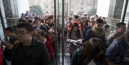 Varios aspirantes a las oposiciones entran en un centro de ex&aacute;menes en Nanjing.