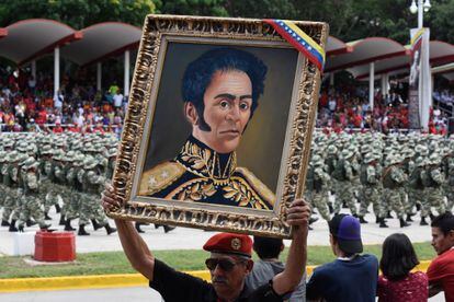 Un seguidor de Nicolás Maduro sujeta un cuadro de Simón Bolívar en Caracas, Venezuela (2019).