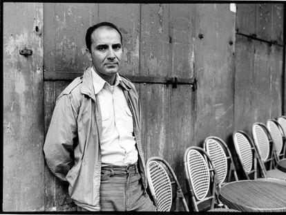 El escritor argentino Manuel Puig, en 1981 en París, una de las ciudades en las que vivió tras exiliarse por sufrir amenazas.