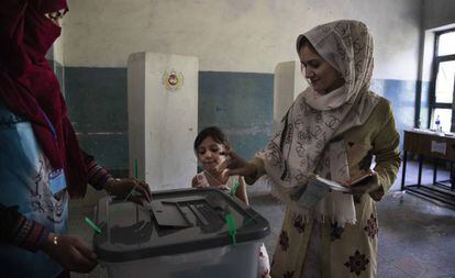 Una afgana deposita su voto para las elecciones presidenciales, este sábado en Kabul.