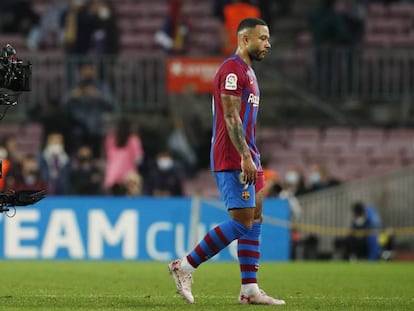 Memphis Depay, jugador del FC Barcelona, perseguido por una de las cámaras de retransmisión de los partidos de LaLiga