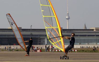 Practicantes de windsurf sobre las pistas del antiguo aeropuerto berlin&eacute;s de Tempelhof.