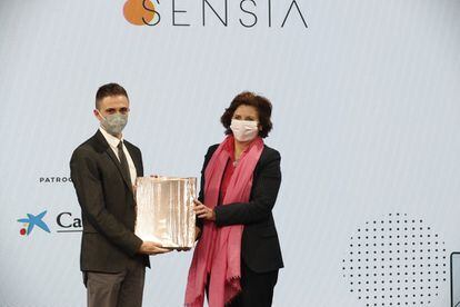 Francisco Cortés Martínez, CEO de Sensia Solutions, recibe el premio a la Acción empresarial más innovadora ligada a la universidad, entregado por Helena Herrero, presidenta de HP.