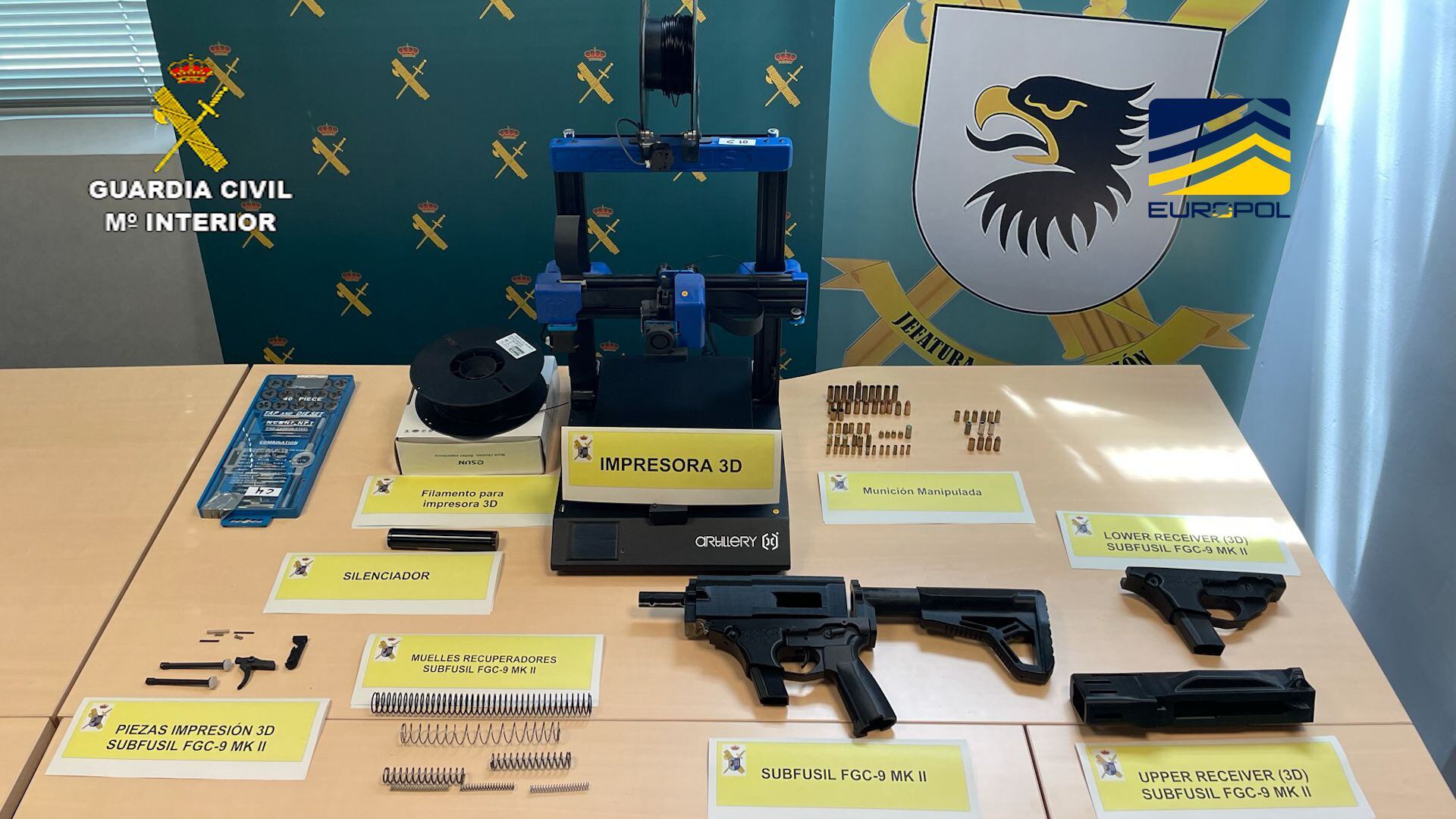 Efectos intervenidos en una operación contra el tráfico de armas, entre ellos, una impresora 3D con la que se fabricaban componentes.