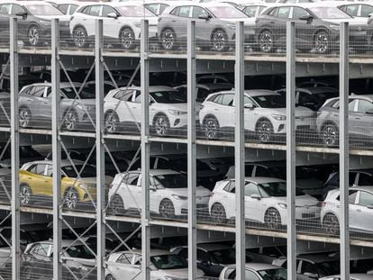 Los nuevos modelos eléctricos ID.3 e ID.4 de Volkswagen esperan su salida a los concesionarios en la fábrica del grupo en Zwickau (Alemania).