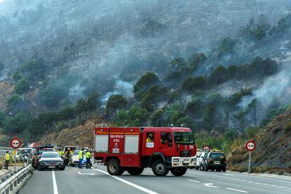 Medios aéreos y terrestres participan este viernes en la labores de extinción de un incendio declarado en el término de El Tiemblo, en Ávila.