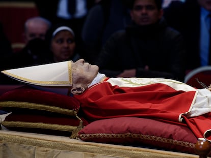 El cuerpo de Benedicto XVI en la basílica de San Pedro, el pasado 4 de enero, en Ciudad del Vaticano.