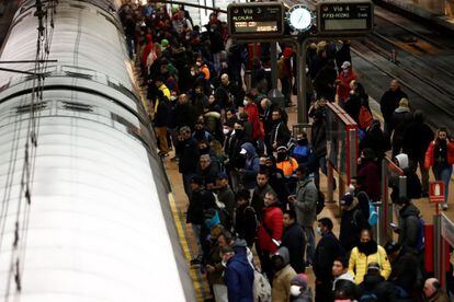 Decenas de usuarios se disponen a coger un tren de cercanías a primera hora de este martes en la estación de Atocha (Madrid).
