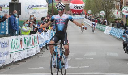 Juan Ayuso, ganando el Giro del Belvedere.