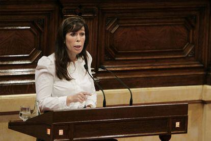 Alicia Sánchez-Camacho, líder del PP catalán, en la tribuna del Parlamento de Cataluña.