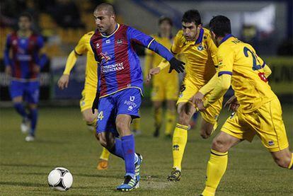 El delantero del Levante Carlos Aranda conduce el balón ante la presencia de varios jugadores del Alcorcón.