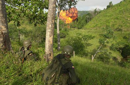 Un laboratorio de cocaína arde durante una operación policial en la región del Magdaleno Medio, en Antioquia, a finales de 2020.