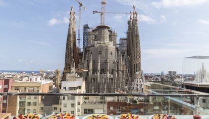 La Sagrada Familia desde la terraza de un hotel pr&oacute;ximo al templo.