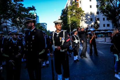 Los marinos esperan el arranque del desfile en el paseo de la Castellana.