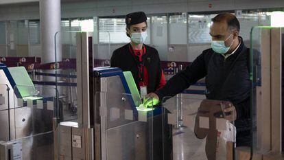 Un pasajero escanea su billete de avión, en un aeropuerto en París (Francia).