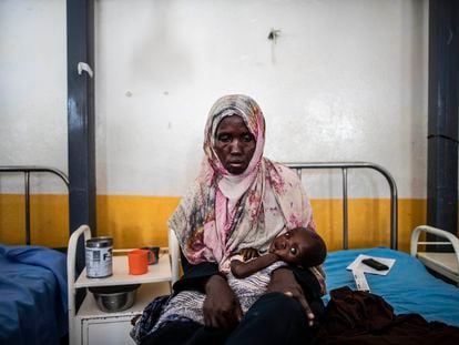 Una madre sujetaba en enero a su hijo en brazos en el Hospital Trocaire, en el que se trata la desnutrición infantil, en Dolow, Somalia.
