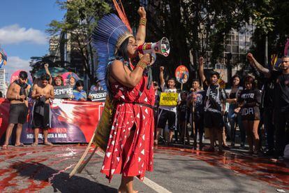 Sônia Guajajara en un acto de denuncia de los asesinatos de indígenas en Brasil, en la Avenida Paulista de São Paulo, ciudad donde se postula para diputada federal.